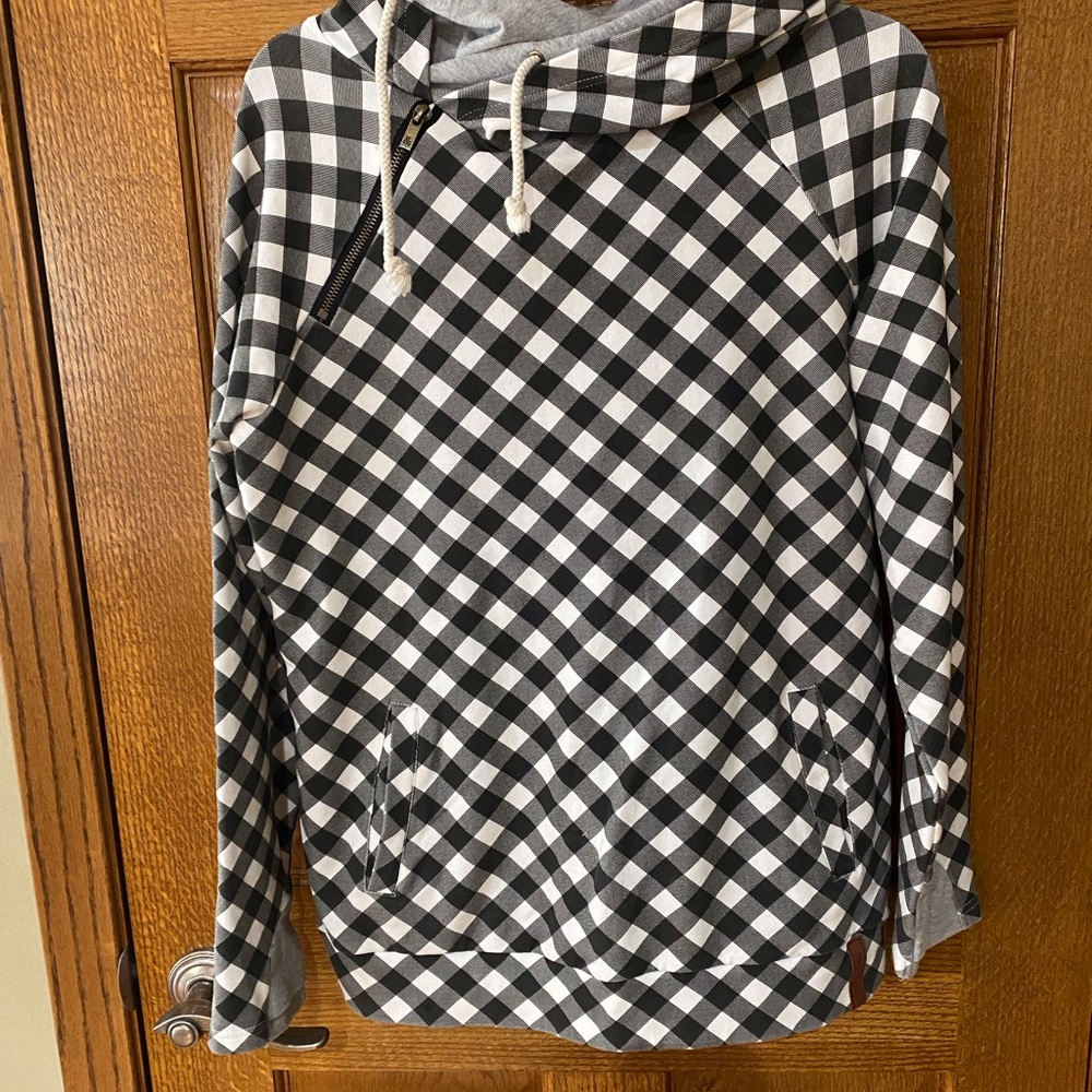 Ampersand Black and White Checkered Top Size Med
